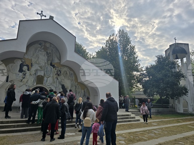 С литургия и поклонение бе отбелязан празникът на света Петка Българска в местността Рупите край Петрич