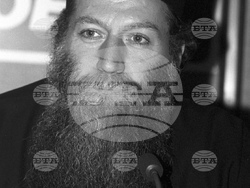 София (13 ноември 1992 ) Пресконференция на Светия синод на Българската православна църква по повод решението на върховния съд. На снимката: Левкйският епископ Неофит, главен секретар на Светия синод. Снимка: БТА, Борислав Толев/архив 