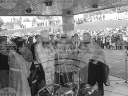 София (17 септември 1990) Откриване на Италианския колеж в квартал "Горна баня". На снимката: Епископ Неофит и свещеници. Снимка: БТА, Петър Ганев/архив 