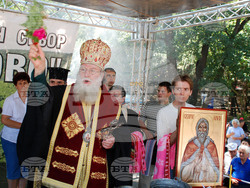 Село Малък Поровец (20 юли 2008) В местността "Сборяново" край Малък Поровец се проведе християнски събор. Русенският митрополит Неофит отслужи водосвет и освети пред множеството икона на Свети Илия. Пресфото-БТА, снимка: Мехмед Азиз 