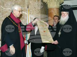 София (2 декември 2008) Заместник ректорът на Софийския университет "Св. Климент Охридски" проф. Недю Попиванов връчи званието "доктор хонорис кауза" на СУ на Русенския митрополит Неофит. Пресфото-БТА, снимка: Георги Георгиев/архив 