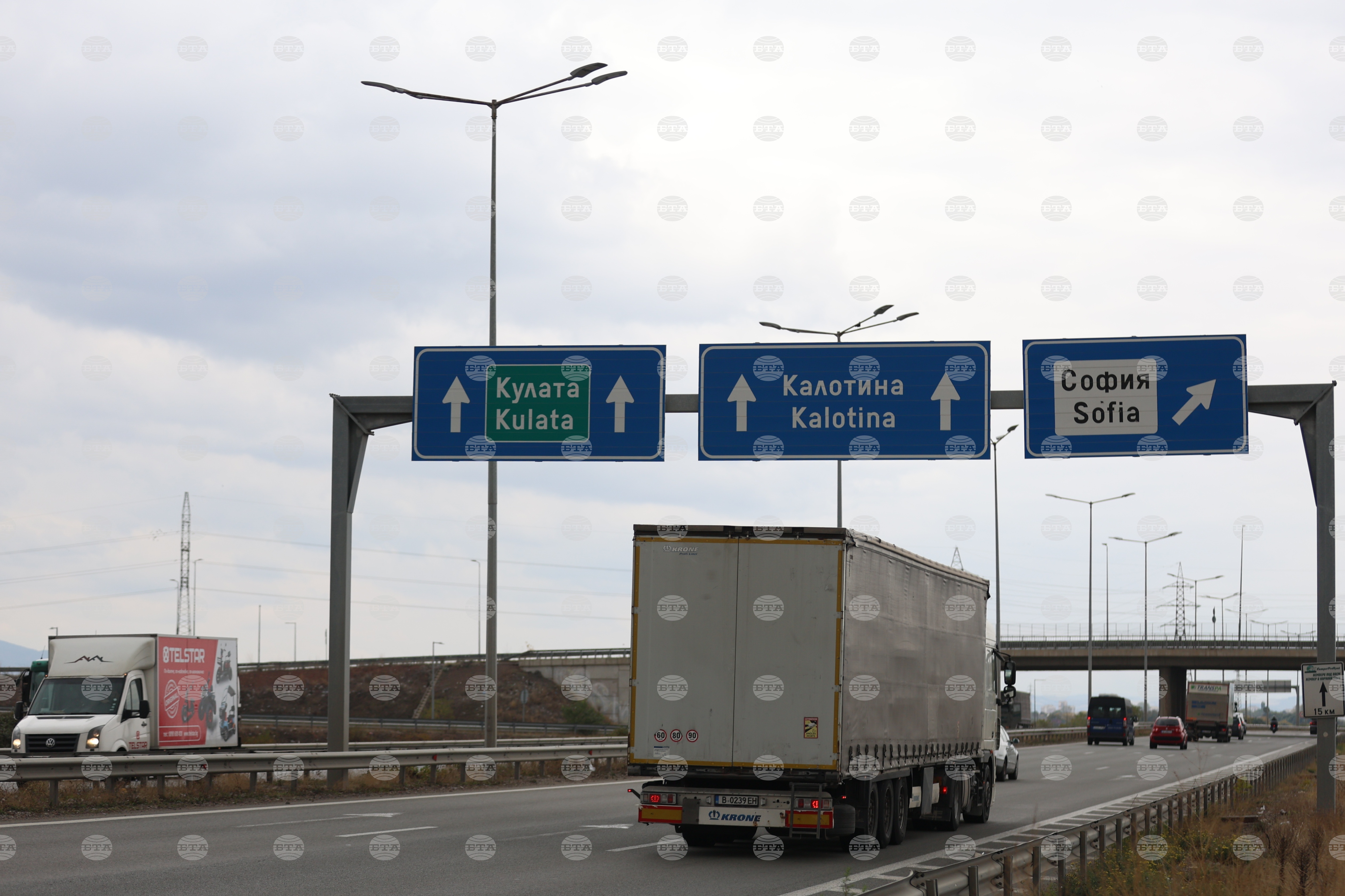 На празници през 2026 г. в пиковите часове се предвижда ограничаване на движението за камиони над 12 тона по магистралите „Тракия“, „Хемус“ и „Струма“