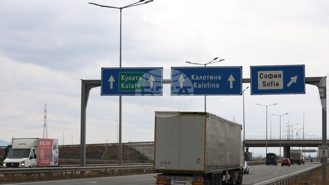 На празници през 2026 г. в пиковите часове се предвижда ограничаване на движението за камиони над 12 тона по магистралите „Тракия“, „Хемус“ и „Струма“