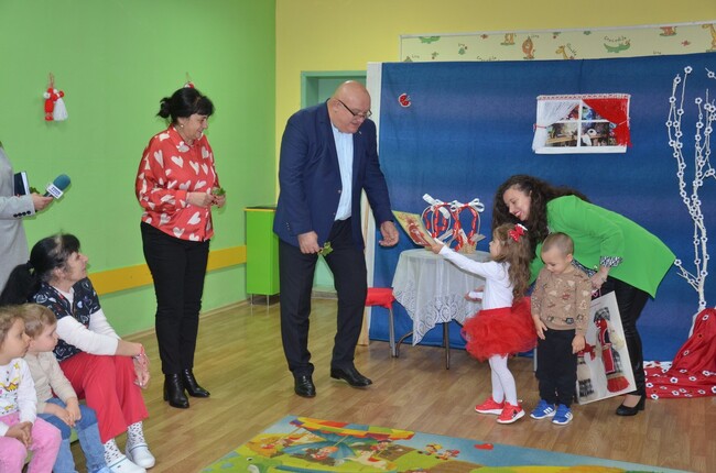 Община Видин: Кметът д-р Ценков и зам.-кметът Борисова зарадваха с мартеници децата от ясла „Слънчев кът“