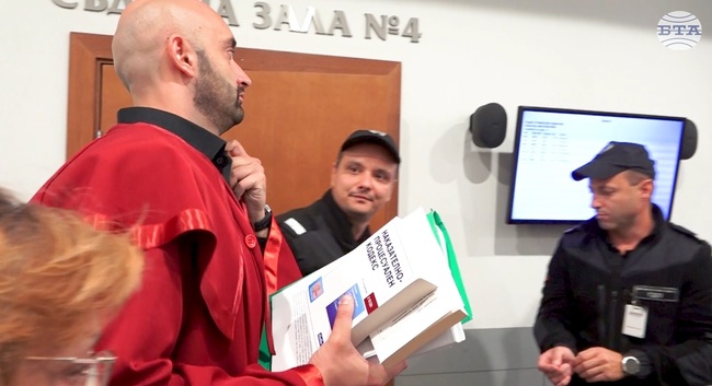 Беше отложено разпоредителното заседание по делото срещу шестима обвиняеми, извършили хулигански действия пред сградата на ЕП и ЕК в София