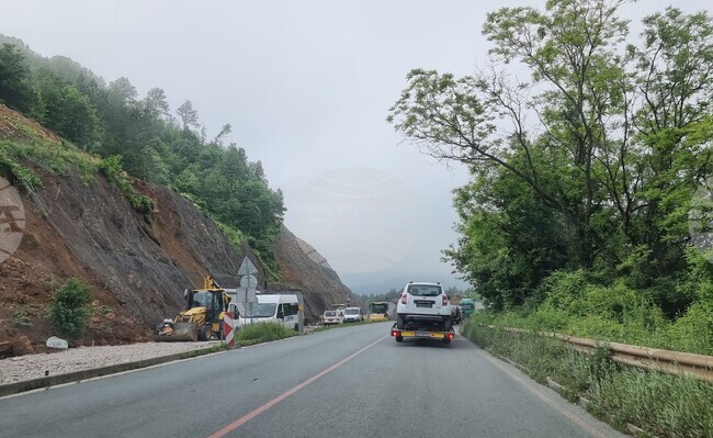 Поставят гъвкави ограничители на два участъка по пътя Мездра - Ботевград