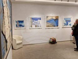 Изложбата „Път в синьо“ на Георги Лечев в галерия Vejdi. Снимка – Даниел Димитров/БТА
