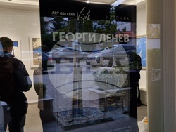 Изложбата „Път в синьо“ на Георги Лечев в галерия Vejdi. Снимка – Даниел Димитров/БТА