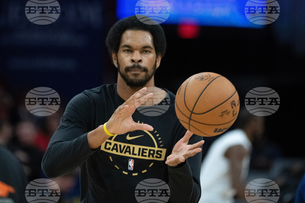 Центърът на Кливланд Джарет Алън остава под въпрос за двубоя от Купата на НБА срещу Торонто заради счупен пръст