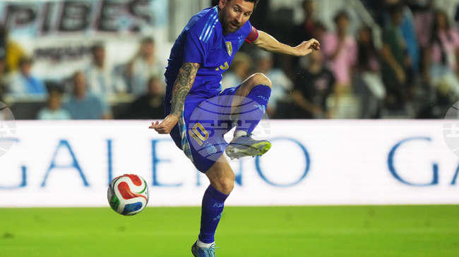 Селекционерът на Аржентина Лионел Скалони извика Меси и трима дебютанти за контролата с Ангола