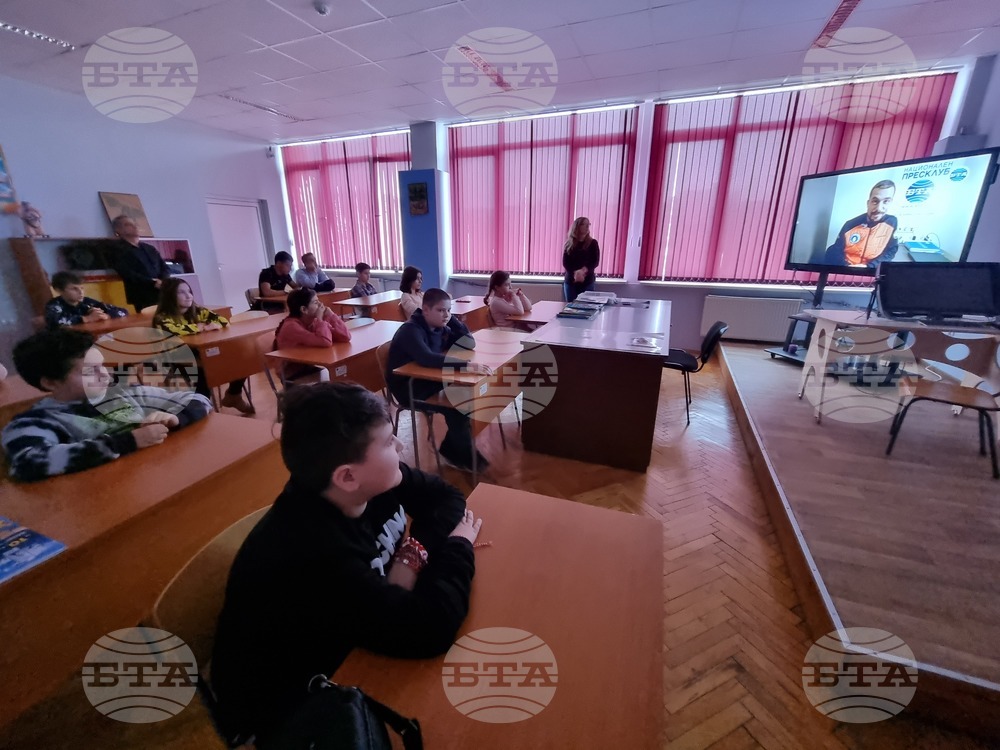 Българските антарктици отговарят на въпроси на ученици от Велико Търново със съдействието на пратеника на БТА
