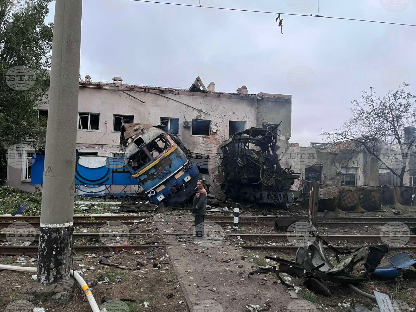 Руски дронове и ракети тази нощ поразиха железопътен възел край Киев, съобщи железопътната компания "Укрзализниця"