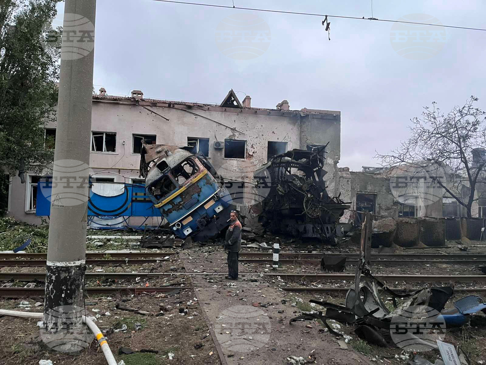 Руски дронове и ракети тази нощ поразиха железопътен възел край Киев, съобщи железопътната компания "Укрзализниця"