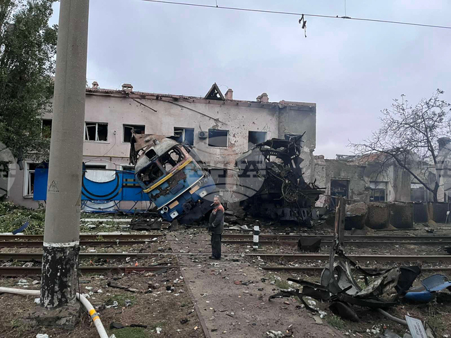 Руски дронове и ракети тази нощ поразиха железопътен възел край Киев, съобщи железопътната компания "Укрзализниця"