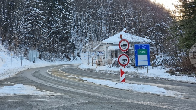Проходът Шипка е обработен и от северната страна, пътува се нормално при зимни условия