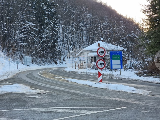 Проходът "Шипка" е проходим при зимни условия, съобщиха от Областното пътно управление в Габрово 