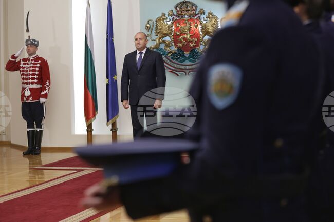 Държавният глава Румен Радев отличи трима офицери от Военновъздушните сили с Почетния знак на президента за принос към националната сигурност