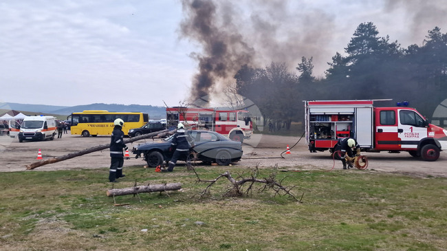Пожарникари, спасители, полицаи, медици, доброволци на БЧК от Разград и Търговище показаха как се спасяват пострадали при катастрофа