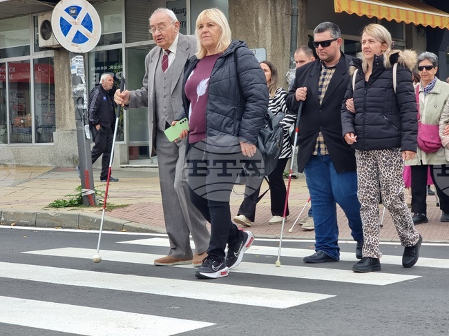 С шествие по централни градски зони в Кърджали бе отбелязан Денят на белия бастун