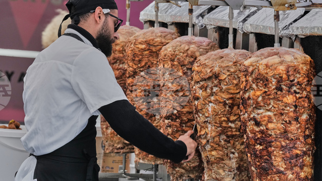 До 25 години затвор заплашват акционери на популярна турска верига за дюнери заради предполагаеми връзки с ФЕТО 