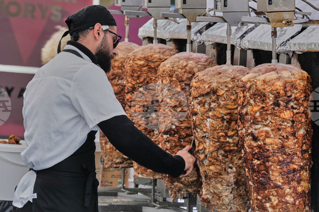 До 25 години затвор заплашват акционери на популярна турска верига за дюнери заради предполагаеми връзки с ФЕТО 