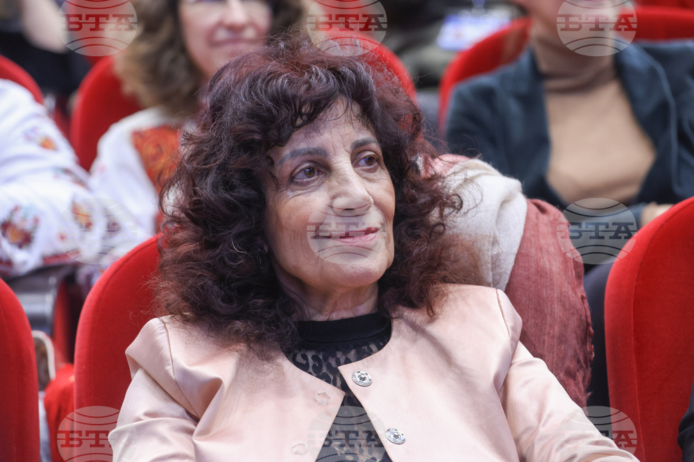 Художничката Кина Бъговска, която живее и твори в Чикаго, пред БТА: Ритъмът на картината се интегрира по-добре чрез ритъма на музиката