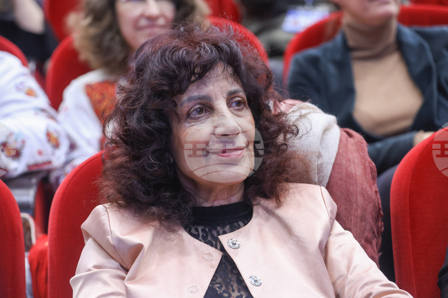 Художничката Кина Бъговска, която живее и твори в Чикаго, пред БТА: Ритъмът на картината се интегрира по-добре чрез ритъма на музиката