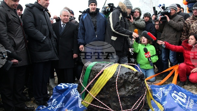 Метеоритната експлозия над Челябинск на 15 февруари 2013 г. ранява над 1000 души и нанася значителни щети