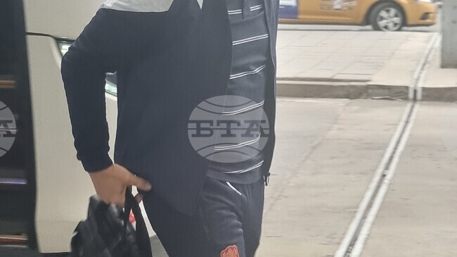 Селекционерът на България Александър Димитров беше изненадан с огромен букет на заминаване за Турция 