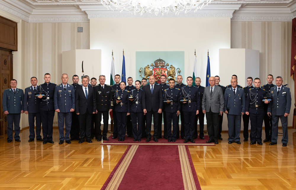 Държавният глава отличи с Почетния знак на президента подполковник Стефан Стефанов, майор Димитър Григоров и о.з. генерал-майор Иван Парапунов