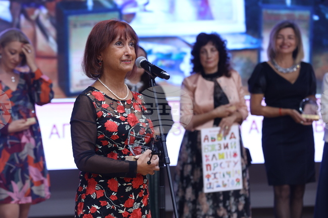 В един отворен свят да показваш традициите и културата на своя народ е потребност, каза пред БТА Надежда Иванова – Бюзе от Германия