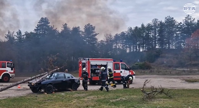 Пожарникари, спасители, полицаи, медици, доброволци на БЧК от Разград и Търговище показаха как се спасяват пострадали при катастрофа