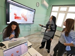 Бъдещи дизайнери усвояват професията в новия STEАM център на Професионалната гимназия "Елисавета Вазова". Снимка: МОН