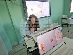 Бъдещи дизайнери усвояват професията в новия STEАM център на Професионалната гимназия "Елисавета Вазова". Снимка: МОН