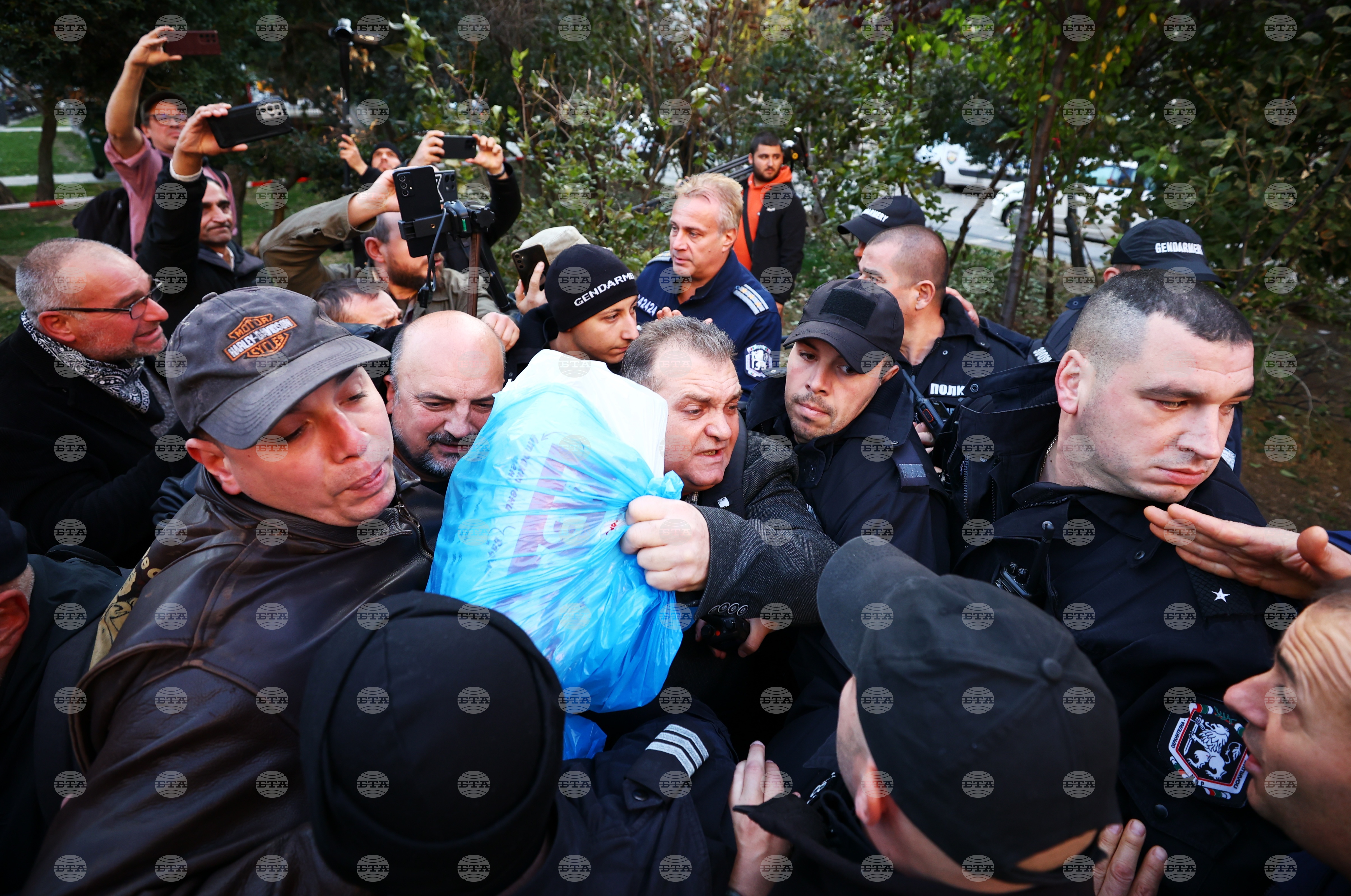 Opustitev obtožb proti ženski, ki je razvila britansko zastavo med protestom proti migrantskemu hotelu v Eppingu