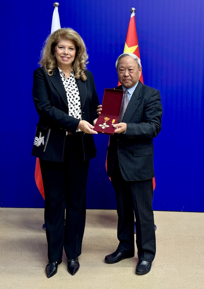 VP Iotova Presents Order of Sts. Cyril and Methodius to Chinese Bulgarist Prof. Ma Sipu