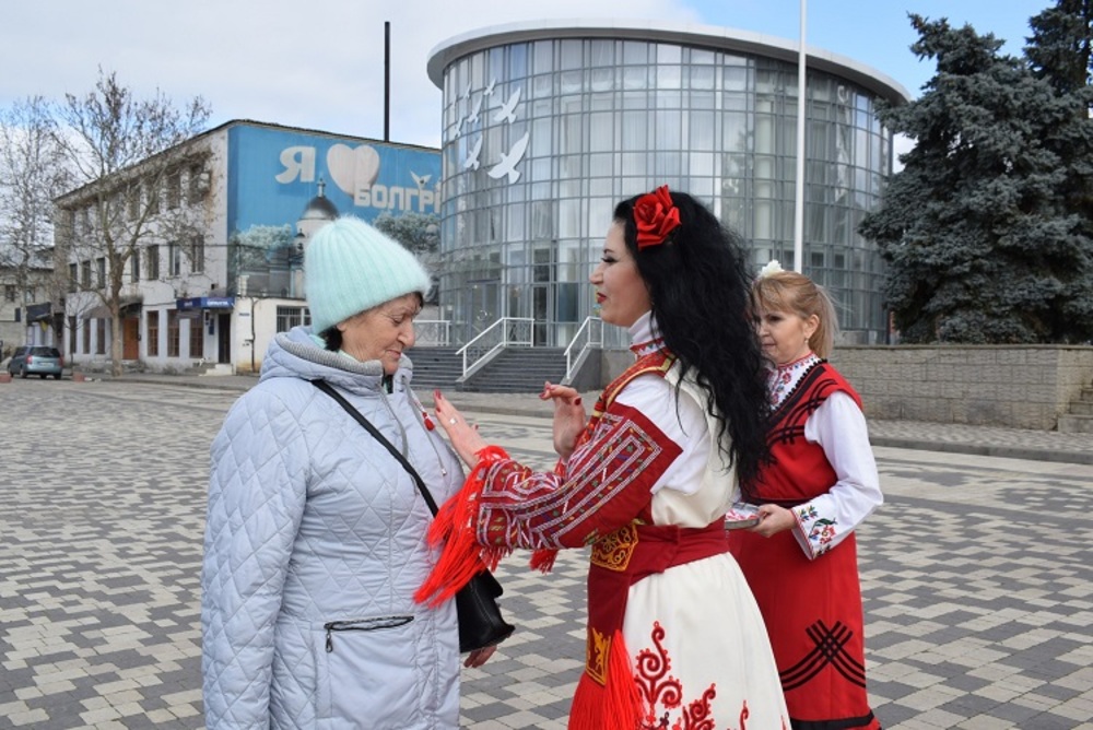 Служители от Българския културен център в Болград закичиха минувачите с мартеници