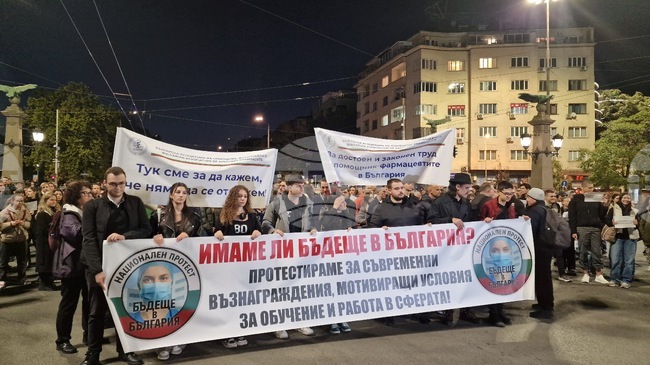 Young Medics Protest Again for Higher Salaries