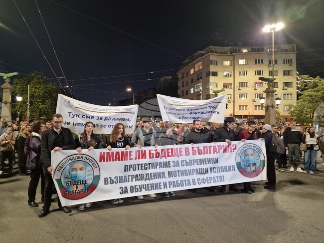 Young Medics Protest Again for Higher Salaries