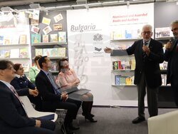 Министърът на културата Мариан Бачев участва в откриването на българския щанд на панаира на книгата във Франкфурт, снимка – МК