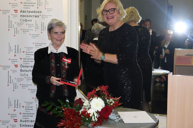 Областна администрация Русе: Проф. дфн Пенка Ангелова бе отличена с Голямата сребърна значка за заслуги към Република Австрия