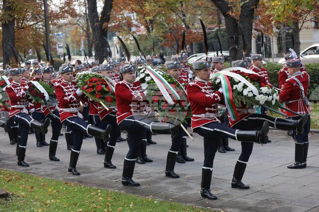 С поставяне на венци пред Паметника на българския летец в София беше отбелязан Празникът на авиацията и ВВС