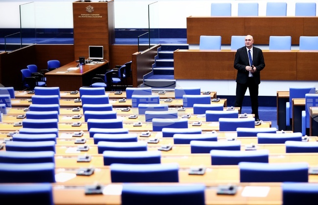 Парламентът ще направи трети опит за тази седмица да заседава