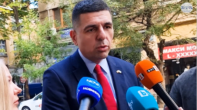 Всички политици да се откажат от служебните си автомобили и да използват личните си, призова Ивайло Мирчев от ПП-ДБ