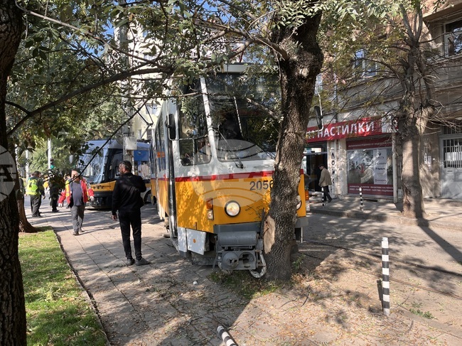 Два трамвая се сблъскаха на кръстовището на бул. "Христо Ботев" и ул. "Струга" в София