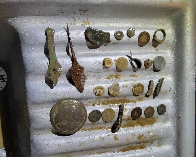 Криминалисти от Нови пазар задържаха трима иманяри и иззеха над 1000 предмети с вид на антични 