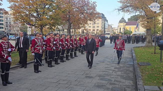 С поставяне на венци пред Паметника на българския летец в София беше отбелязан Празникът на авиацията и ВВС
