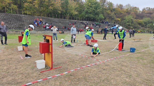 Младежки противопожарни отряди от цялата страна мериха сили и умения в турнира „Млад огнеборец“ в Ловеч за преходната купа „Юлиян Манзаров“