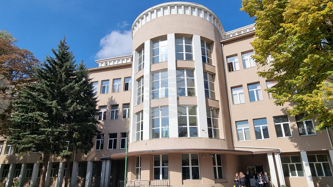 От миналата учебна година в Основно училище „Св. Иван Рилски“ в Перник изучават християнство в редовни учебни часове