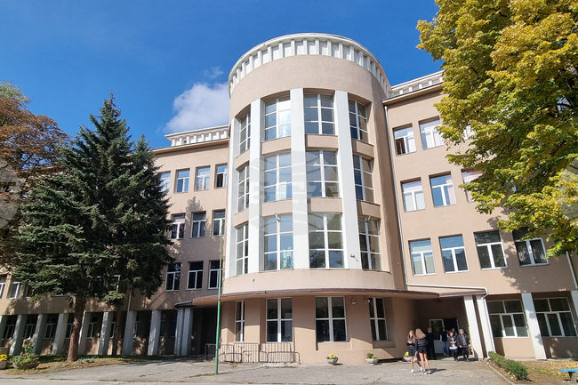 От миналата учебна година в Основно училище „Св. Иван Рилски“ в Перник изучават християнство в редовни учебни часове